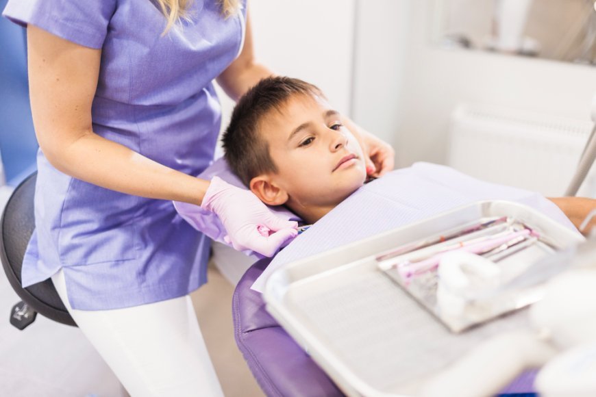 When to See a Dentist for Children: Age, Signs and Tips for Parents