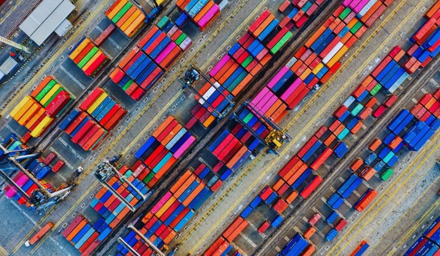 Container Transport LKW mit Kran – Effiziente Logistiklösungen für schwere Lasten